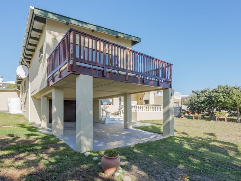 Spacious Coastal Retreat in the Heart of Struisbaai - Photo 2