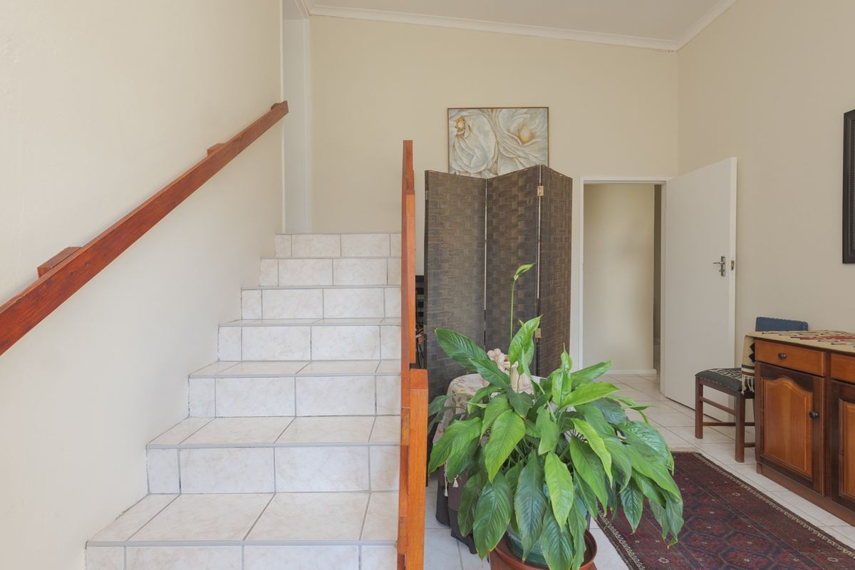 Spacious Coastal Retreat in the Heart of Struisbaai - Photo 5