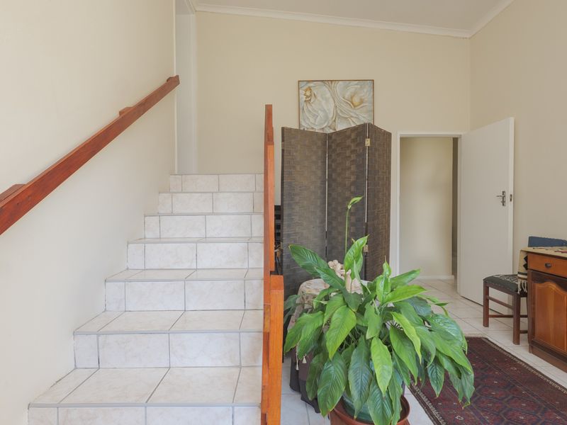 Spacious Coastal Retreat in the Heart of Struisbaai - Photo 5