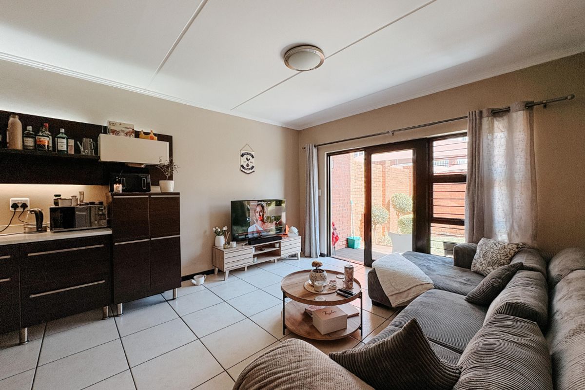 Modern Pet Friendly 2 Bedroom Apartment with Private Garden - Photo 3