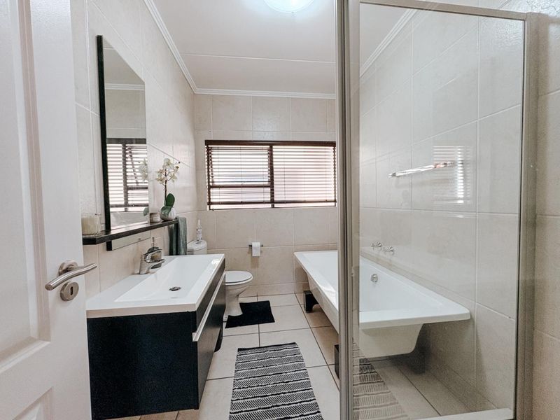 Modern Pet Friendly 2 Bedroom Apartment with Private Garden - Photo 9