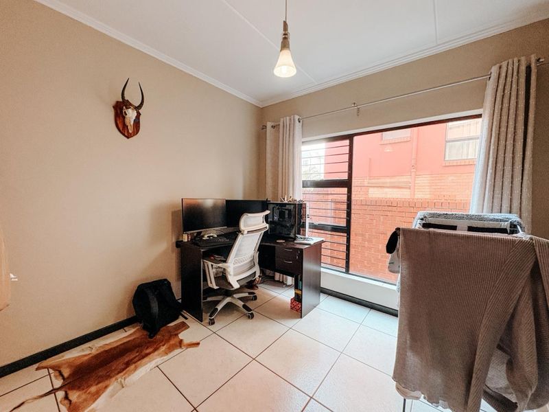 Modern Pet Friendly 2 Bedroom Apartment with Private Garden - Photo 7