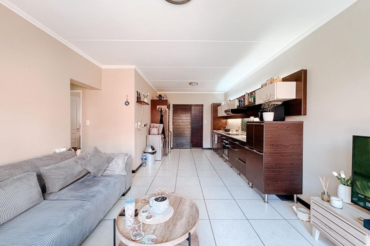 Modern Pet Friendly 2 Bedroom Apartment with Private Garden - Photo 2
