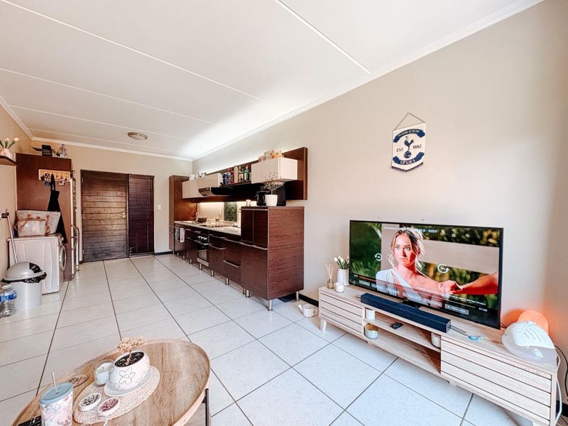 Modern Pet Friendly 2 Bedroom Apartment with Private Garden - Photo 6