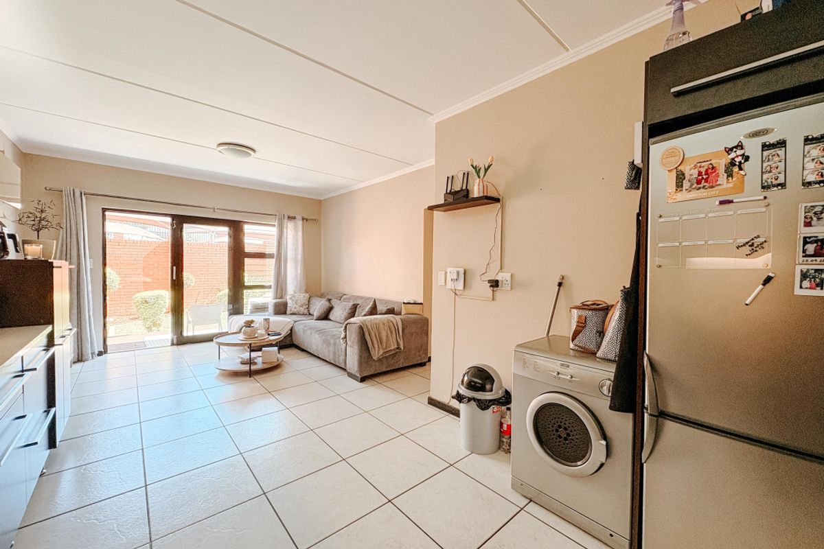 Modern Pet Friendly 2 Bedroom Apartment with Private Garden - Photo 4