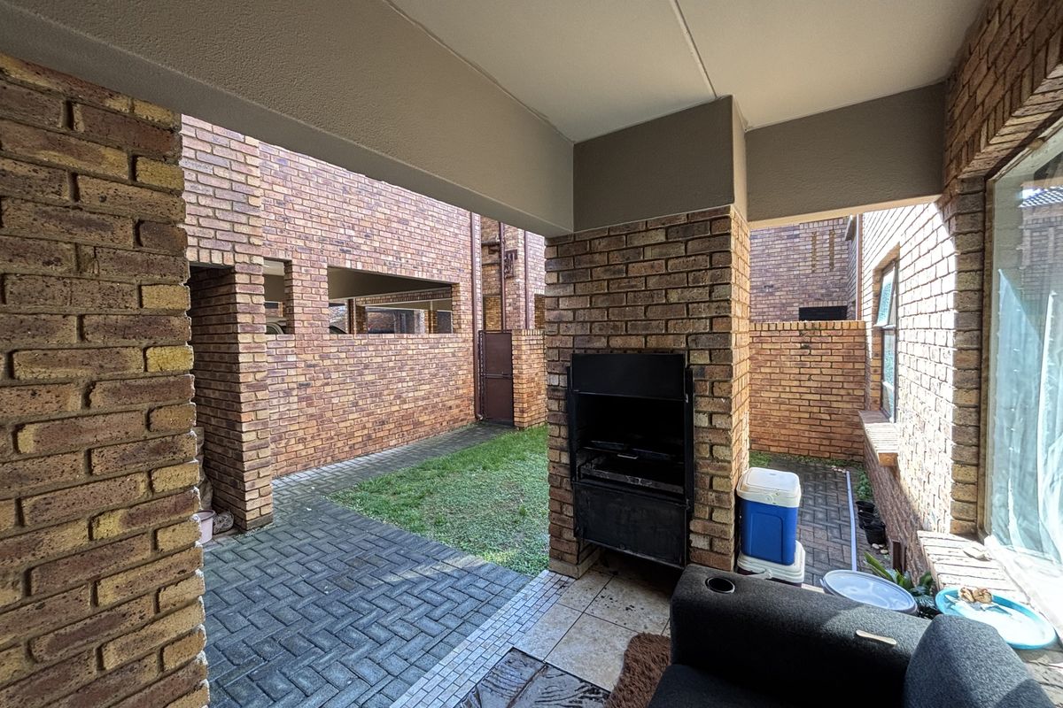 Ground Floor Gem with Private Gardens,  Patio  and Excellent Complex Amenities - Photo 5