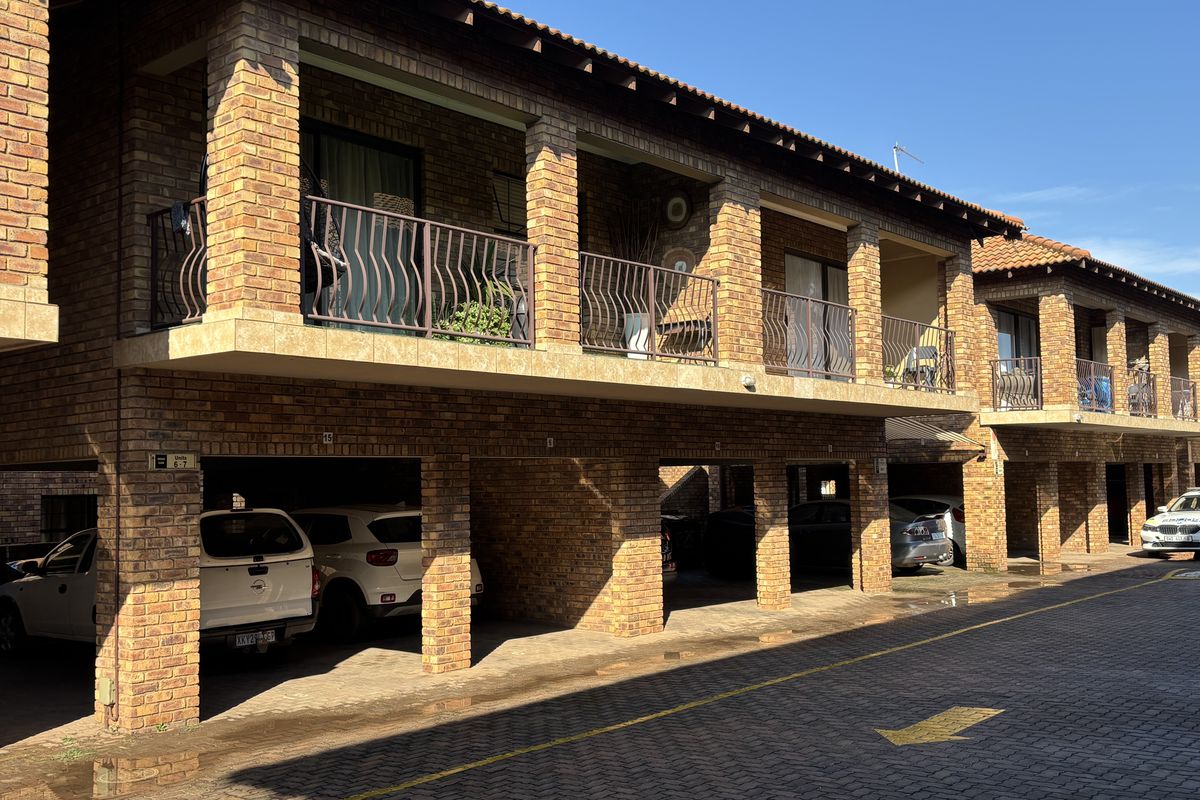 Ground Floor Gem with Private Gardens,  Patio  and Excellent Complex Amenities - Photo 2
