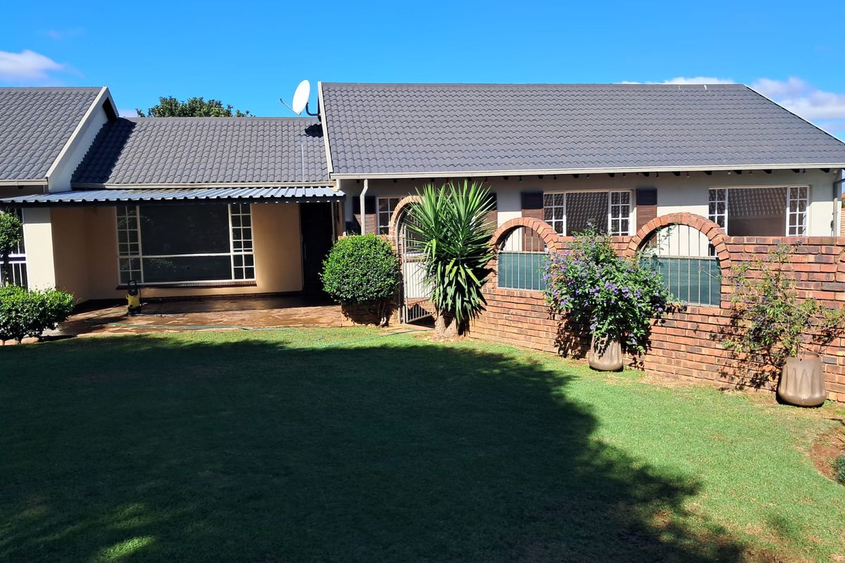 Charming Freehold 3 bedroom home in Rietvallei Park - Photo 3