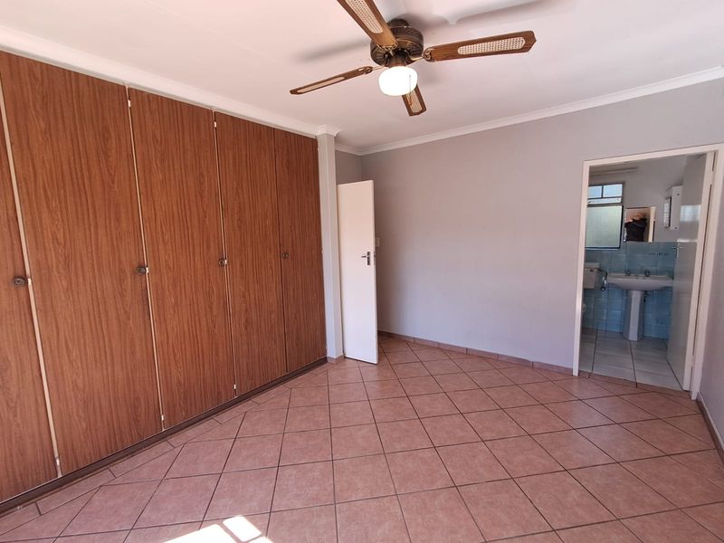 Charming Freehold 3 bedroom home in Rietvallei Park - Photo 8