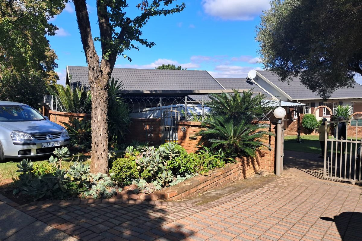 Charming Freehold 3 bedroom home in Rietvallei Park - Photo 2