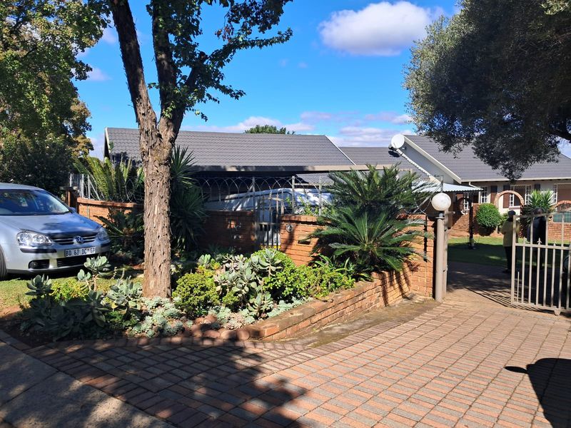 Charming Freehold 3 bedroom home in Rietvallei Park - Photo 2