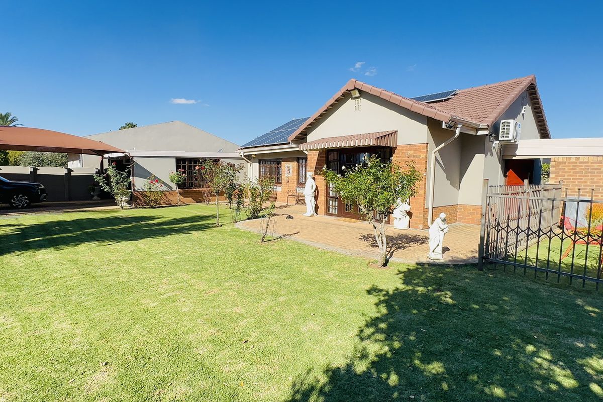 Entertainer’s Dream with Flatlet and 4-Car Garage in Dal Fouché, Springs - Photo 2