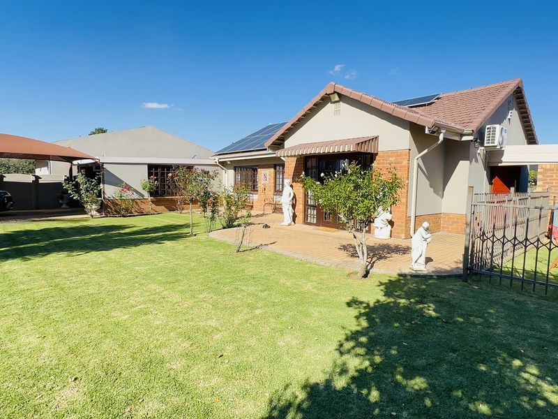 Entertainer’s Dream with Flatlet and 4-Car Garage in Dal Fouché, Springs - Photo 2