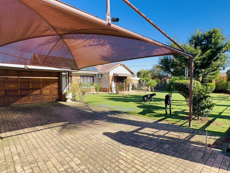 Entertainer’s Dream with Flatlet and 4-Car Garage in Dal Fouché, Springs - Photo 1