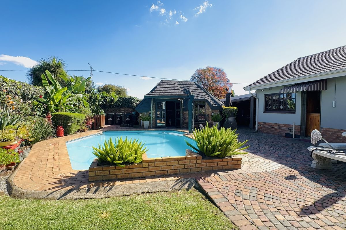 Entertainer’s Dream with Flatlet and 4-Car Garage in Dal Fouché, Springs - Photo 4