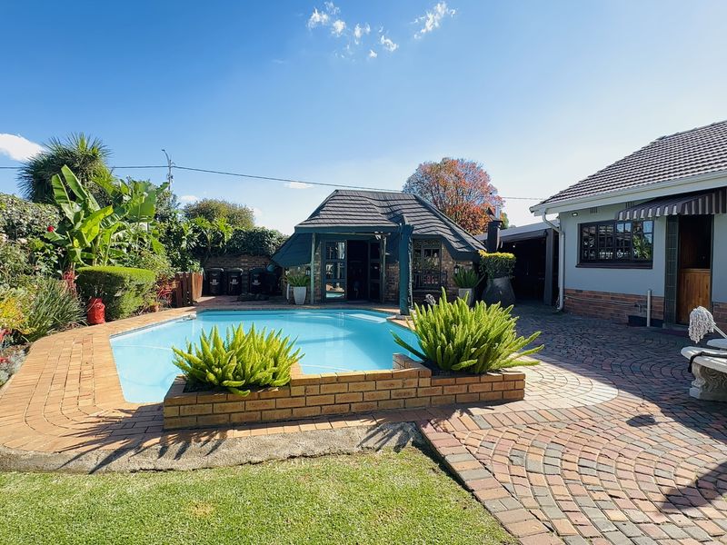 Entertainer’s Dream with Flatlet and 4-Car Garage in Dal Fouché, Springs - Photo 4
