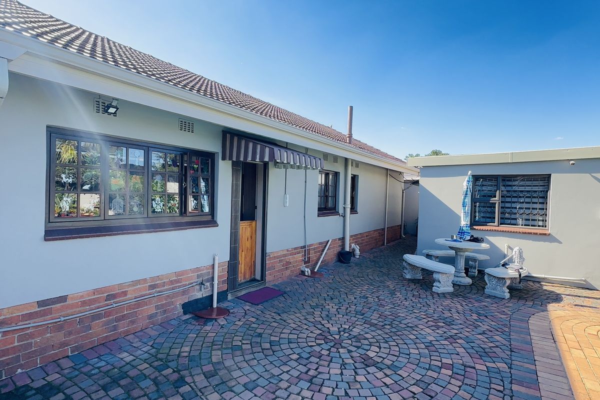 Entertainer’s Dream with Flatlet and 4-Car Garage in Dal Fouché, Springs - Photo 3