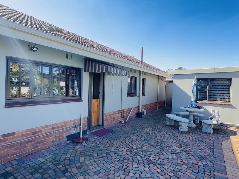 Entertainer’s Dream with Flatlet and 4-Car Garage in Dal Fouché, Springs - Photo 3