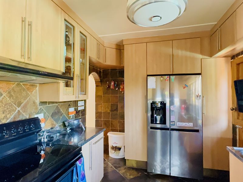 Entertainer’s Dream with Flatlet and 4-Car Garage in Dal Fouché, Springs - Photo 7