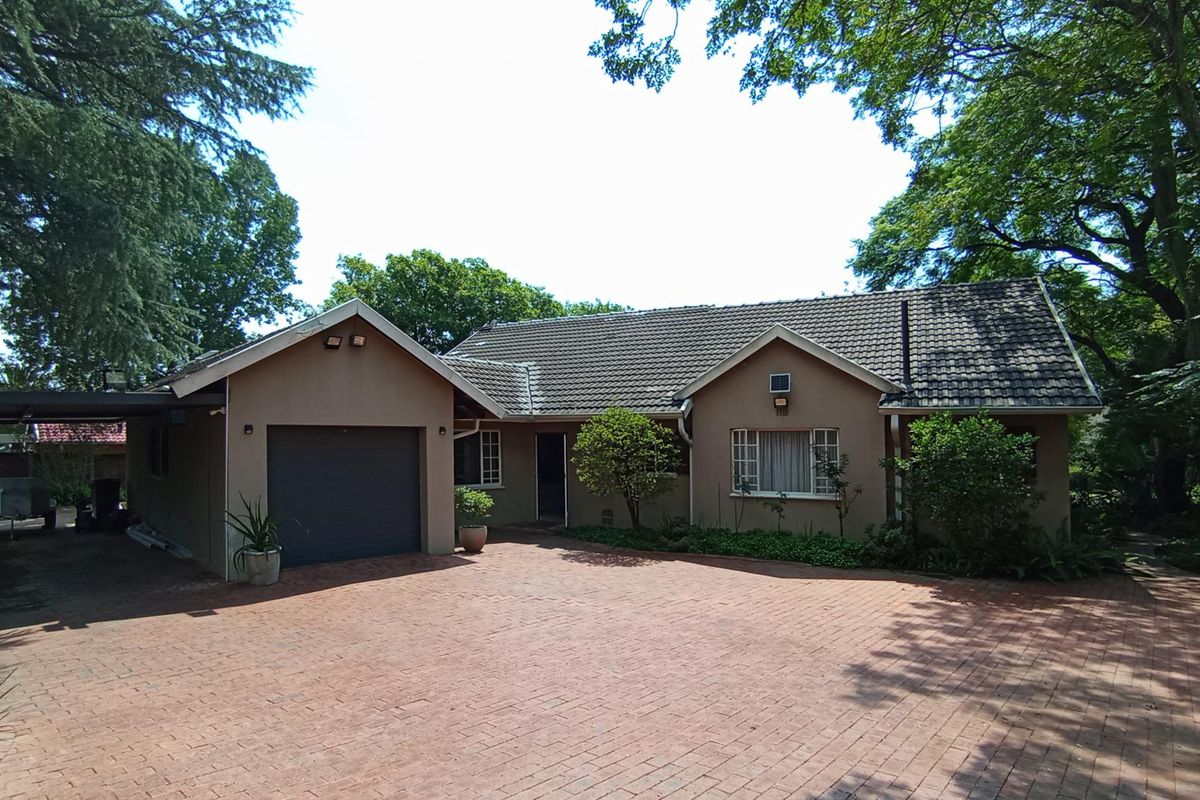 Spacious 3-Bedroom Family Home for Sale | Prime Fourways Location | 1,800m2 Stand - Photo 2