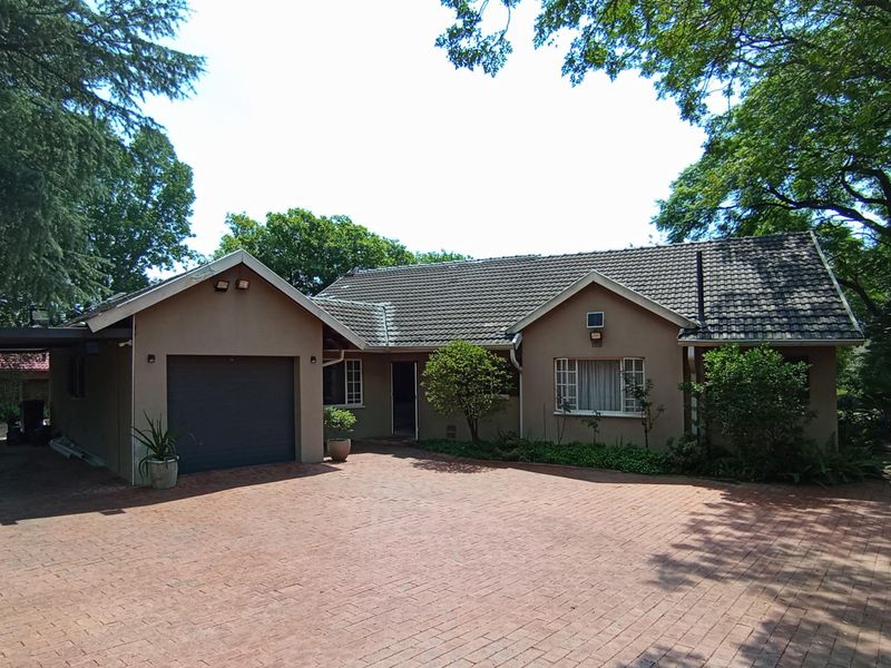 Spacious 3-Bedroom Family Home for Sale | Prime Fourways Location | 1,800m2 Stand - Photo 2