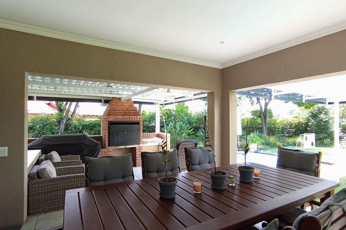 Spacious 3-Bedroom Family Home for Sale | Prime Fourways Location | 1,800m2 Stand - Photo 4
