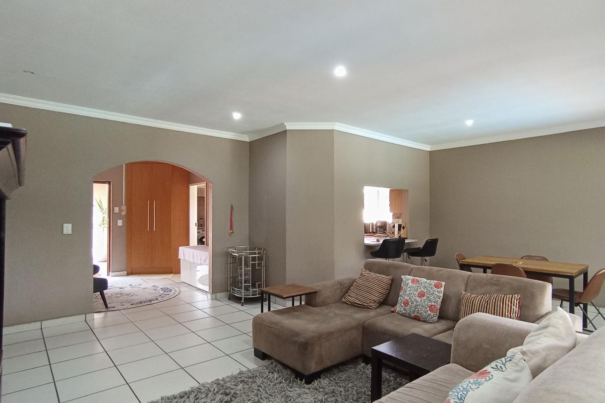 Spacious 3-Bedroom Family Home for Sale | Prime Fourways Location | 1,800m2 Stand - Photo 3