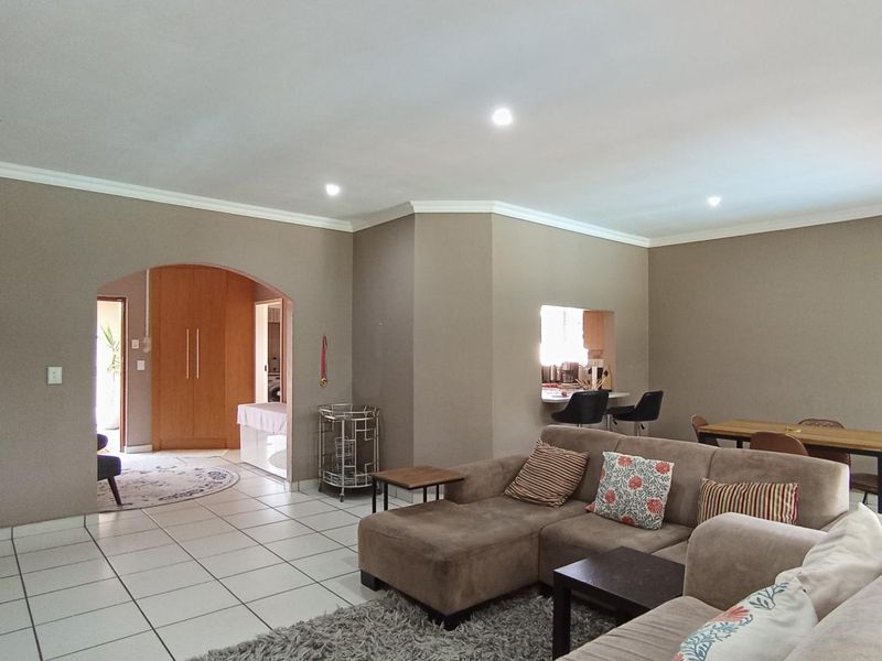 Spacious 3-Bedroom Family Home for Sale | Prime Fourways Location | 1,800m2 Stand - Photo 3