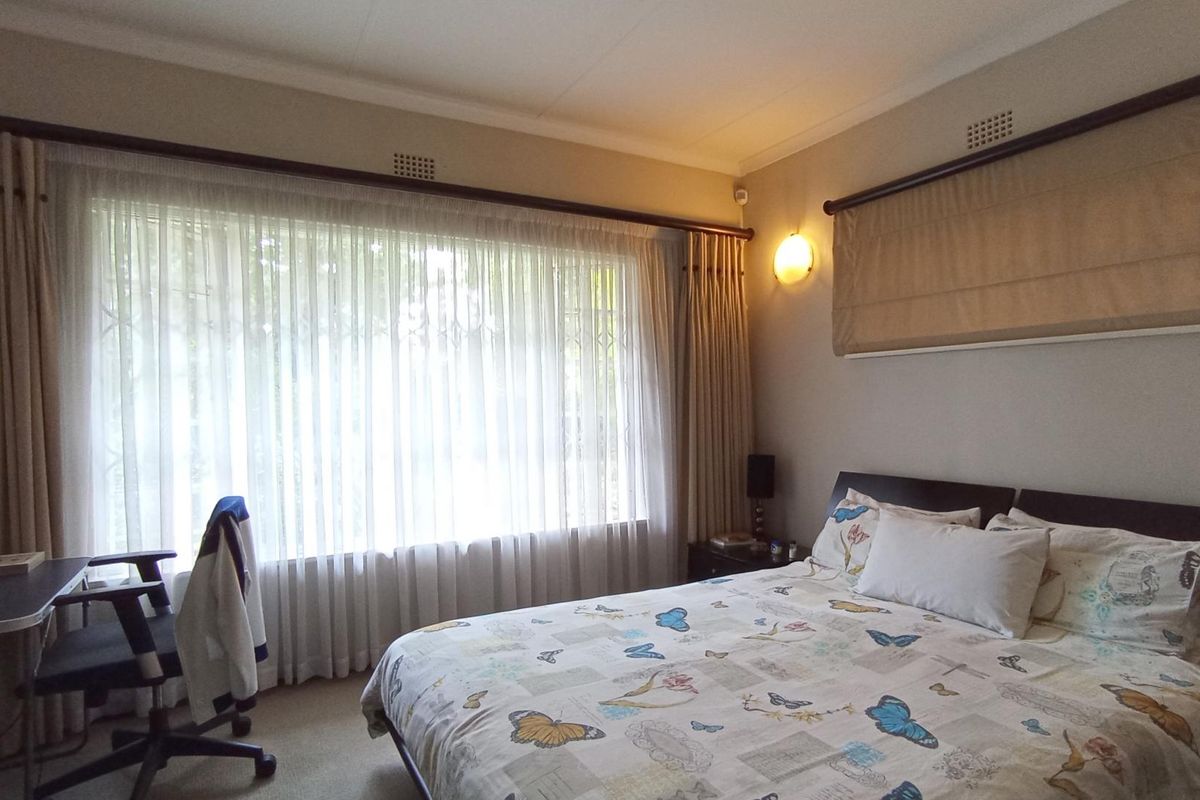 Spacious 3-Bedroom Family Home for Sale | Prime Fourways Location | 1,800m2 Stand - Photo 5