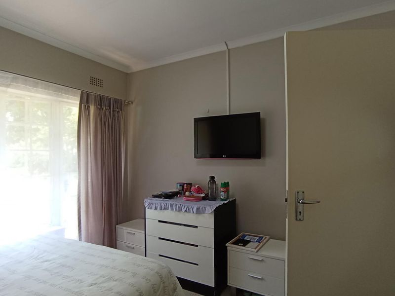 Spacious 3-Bedroom Family Home for Sale | Prime Fourways Location | 1,800m2 Stand - Photo 10
