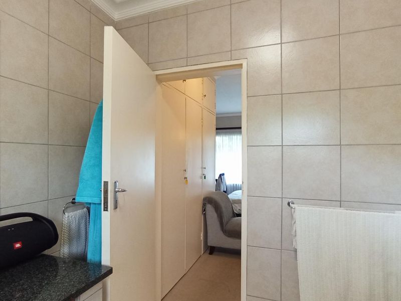 Spacious 3-Bedroom Family Home for Sale | Prime Fourways Location | 1,800m2 Stand - Photo 8