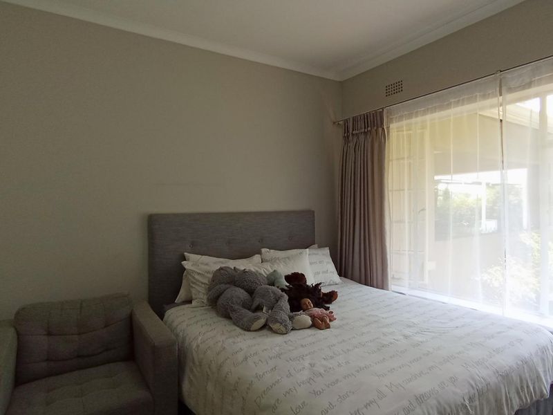 Spacious 3-Bedroom Family Home for Sale | Prime Fourways Location | 1,800m2 Stand - Photo 9