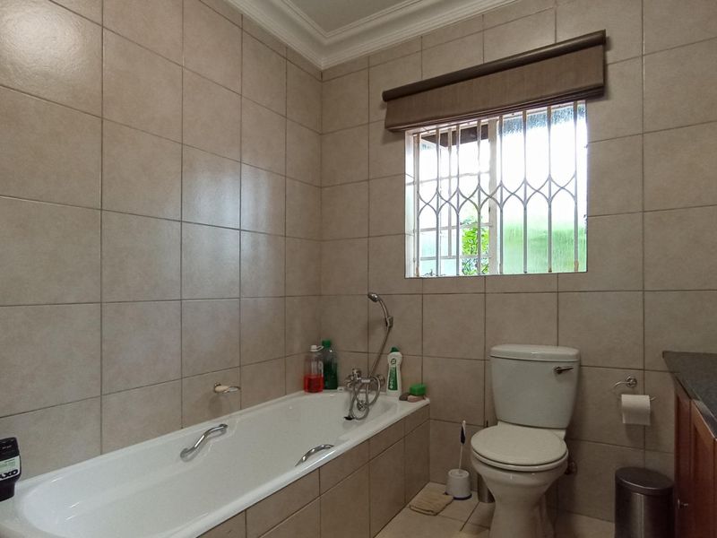 Spacious 3-Bedroom Family Home for Sale | Prime Fourways Location | 1,800m2 Stand - Photo 7