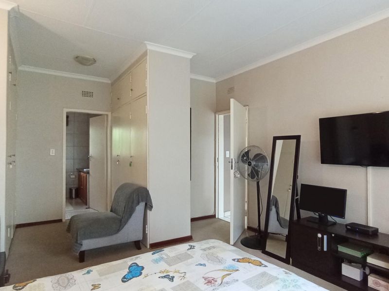 Spacious 3-Bedroom Family Home for Sale | Prime Fourways Location | 1,800m2 Stand - Photo 6