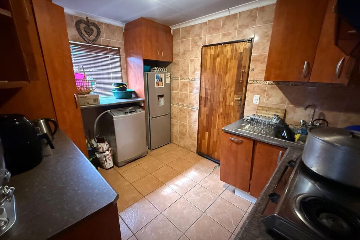 Spacious Family & Investment property in Danville Ext 12! - Photo 3