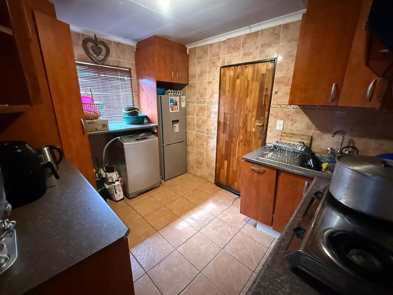 Spacious Family & Investment property in Danville Ext 12! - Photo 3