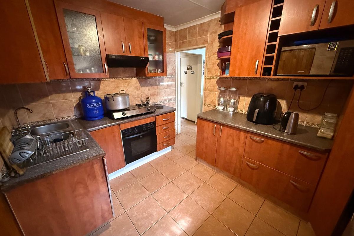 Spacious Family & Investment property in Danville Ext 12! - Photo 4