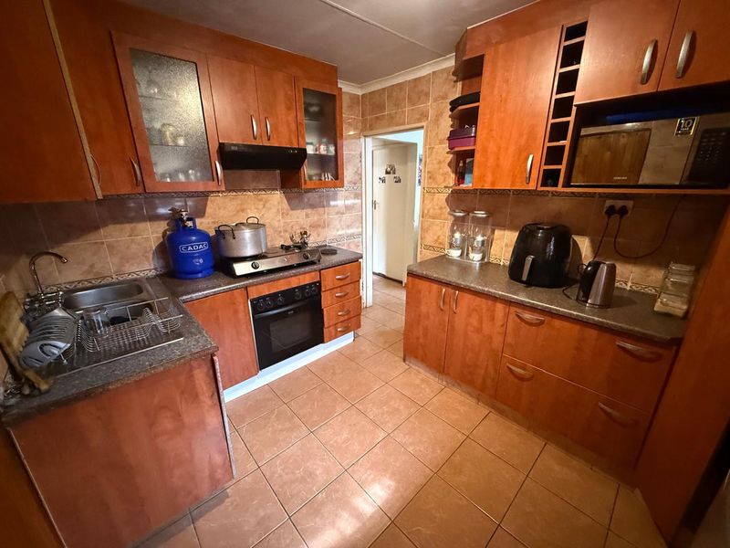 Spacious Family & Investment property in Danville Ext 12! - Photo 4