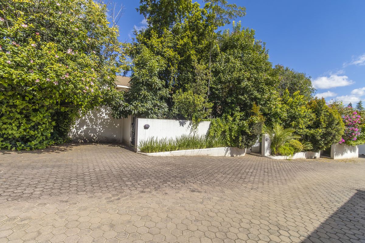 Well located townhouse in boutique style complex - Photo 2
