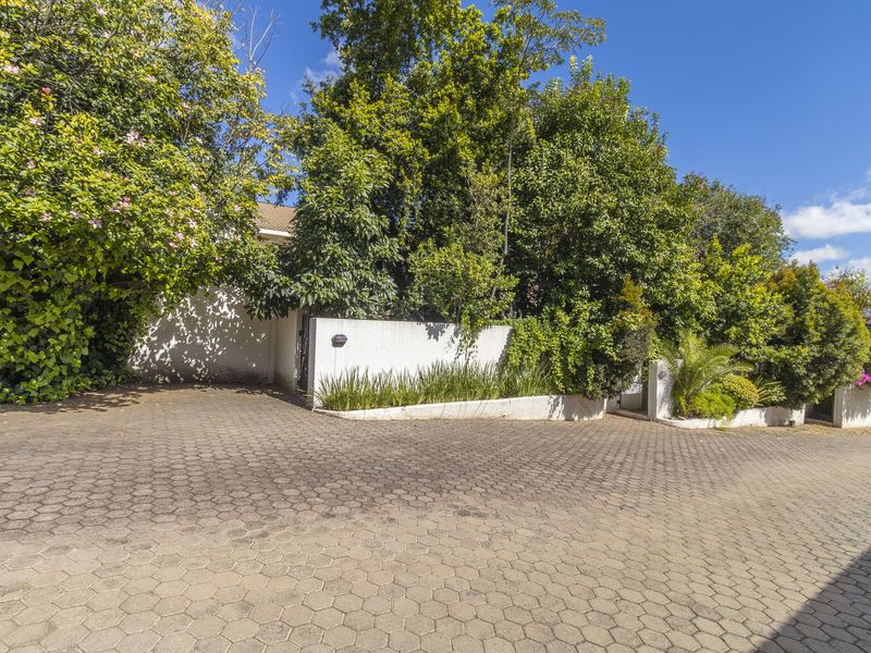 Well located townhouse in boutique style complex - Photo 2