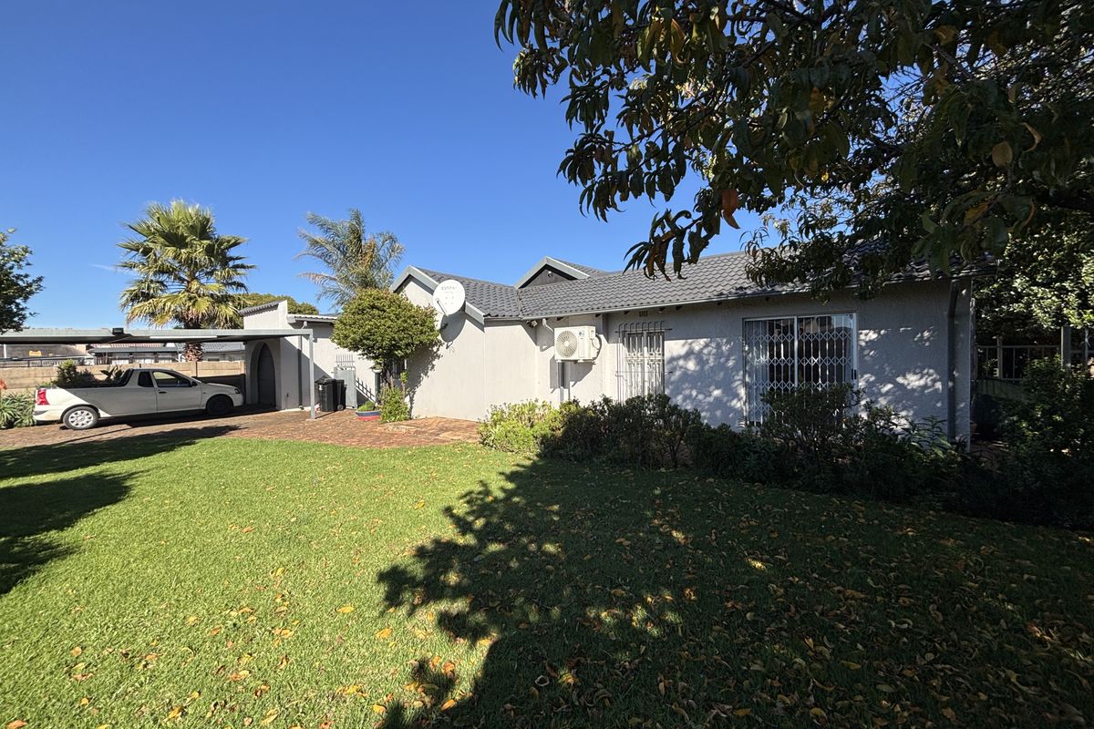 Secure and Spacious Family Home in Quiet Ravenswood Cul-de-Sac - Photo 2