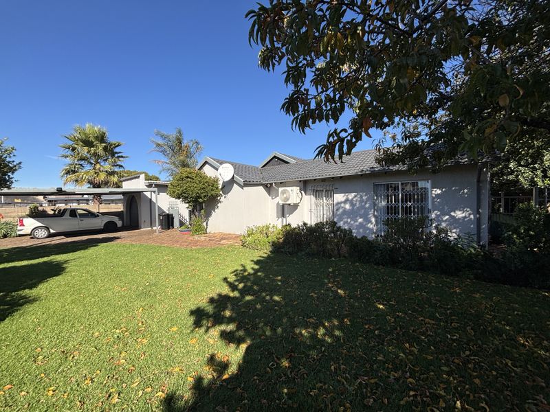 Secure and Spacious Family Home in Quiet Ravenswood Cul-de-Sac - Photo 2