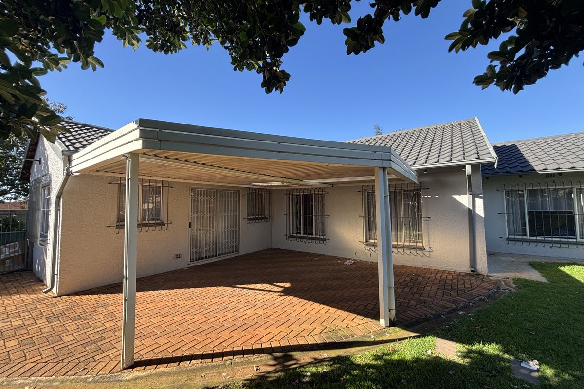 Secure and Spacious Family Home in Quiet Ravenswood Cul-de-Sac - Photo 5