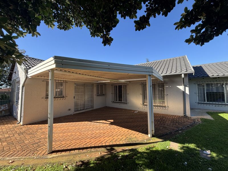 Secure and Spacious Family Home in Quiet Ravenswood Cul-de-Sac - Photo 5
