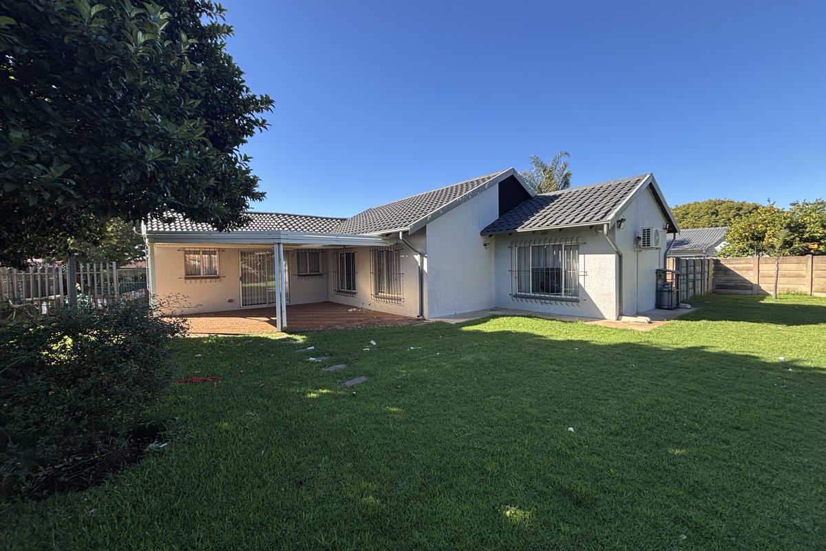 Secure and Spacious Family Home in Quiet Ravenswood Cul-de-Sac - Photo 4