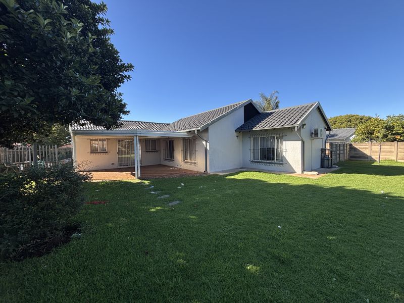 Secure and Spacious Family Home in Quiet Ravenswood Cul-de-Sac - Photo 4