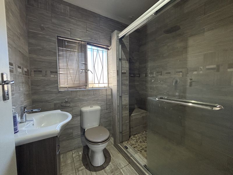 Secure and Spacious Family Home in Quiet Ravenswood Cul-de-Sac - Photo 9