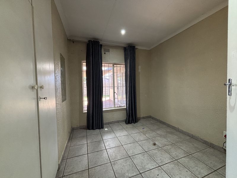 Secure and Spacious Family Home in Quiet Ravenswood Cul-de-Sac - Photo 10