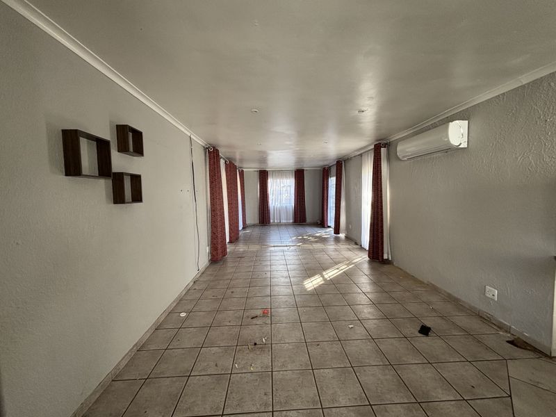 Secure and Spacious Family Home in Quiet Ravenswood Cul-de-Sac - Photo 8
