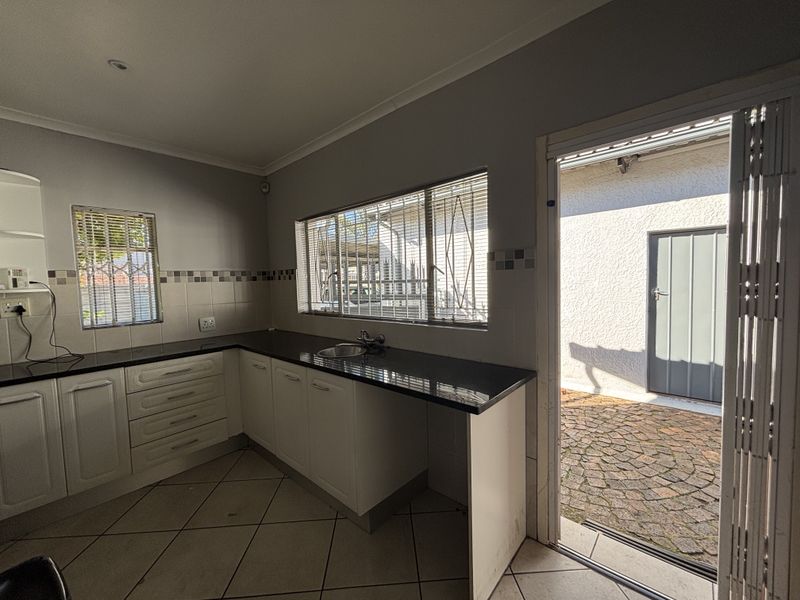 Secure and Spacious Family Home in Quiet Ravenswood Cul-de-Sac - Photo 7